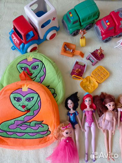 Детские игрушки: ранцы, куклы, мебель