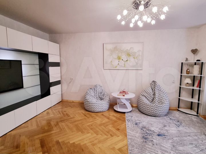 2-к. квартира, 70 м², 1/9 эт.