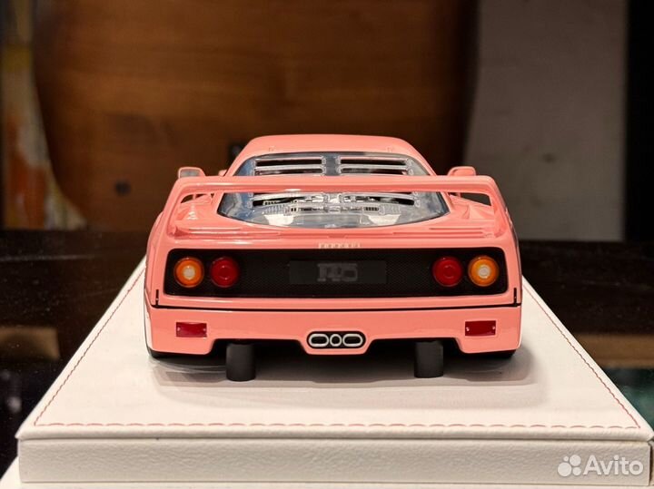 Ferrari F40 1:18 розовый