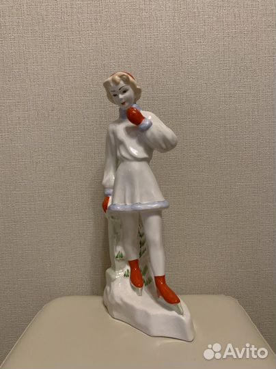 Фарфоровая статуэтка 