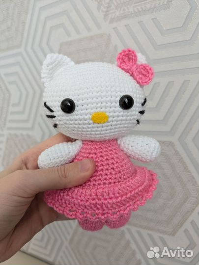Hello kitty игрушка вязаная
