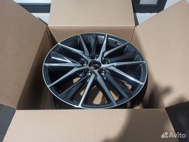 Один новый оригинальный диск Toyota Camry R18