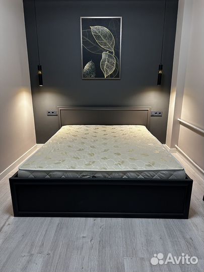 Кровать двухспальная с матрасом 160 200