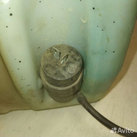 Бачок омывателя с моторчиком Chevrolet Niva