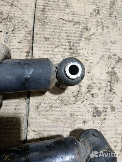 Амортизатор Subaru Forester SH5 задний