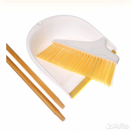 Щетка и совок на длинной деревянной ручке