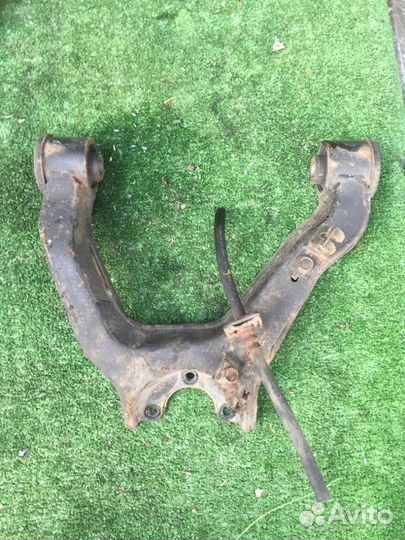 Рычаг подвески передний левый Mitsubishi Pajero 3