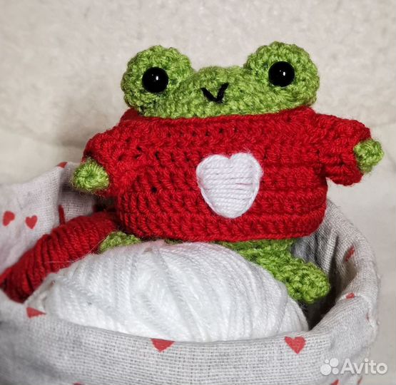 Вязаные игрушки лягушки в свитере сердце