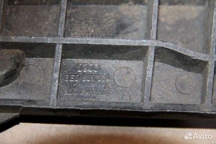 Кронштейн бампера переднего правый Audi A4 B8 2007