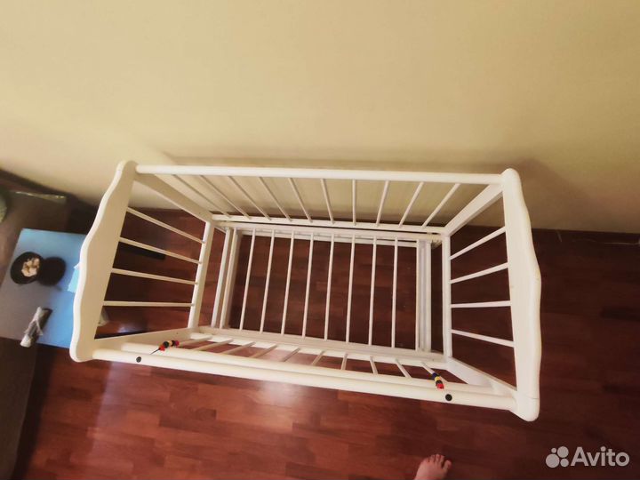 Детская кроватка с поперечным маятником