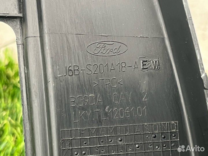 Молдинг стекла двери передней правой Ford Escape 4