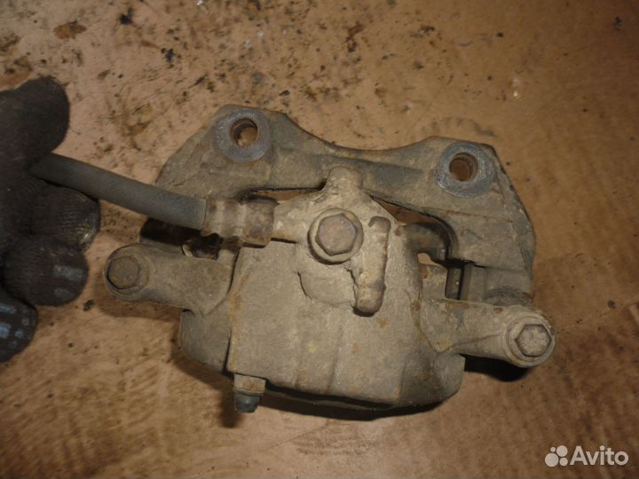 Суппорт передний правый Nissan almera n16