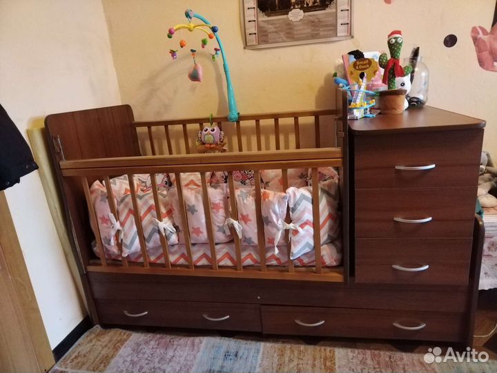 Детская кроватка и комод