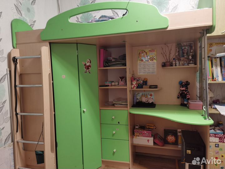 Детский уголок с кроватью и столом