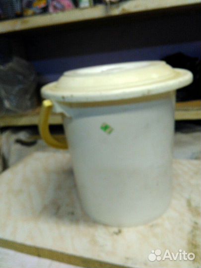 Ведро с крышкой в отличном состоянии