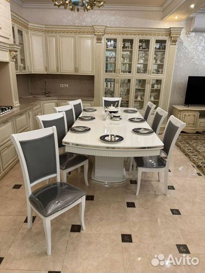 Кухонный стол и стулья