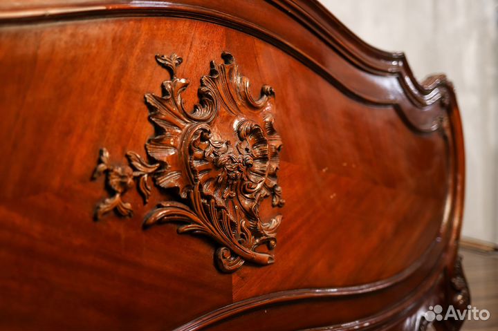 Роскошная старинная резная двуспальная кровать