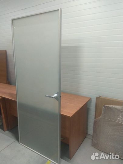 Дверь алюминиевая со стеклом