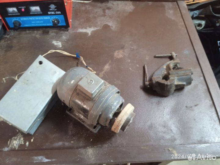 Верстак металлический СССР, тиски, точило