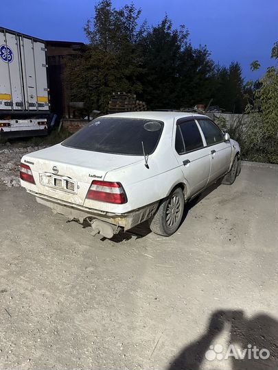 Nissan Bluebird 1.8 AT, 1998, битый, 250 000 км