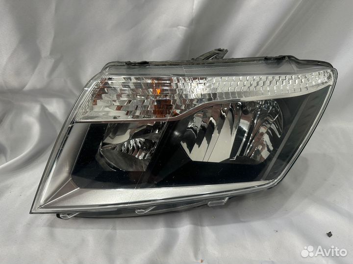 Фара левая Nissan Terrano 2014-н.в