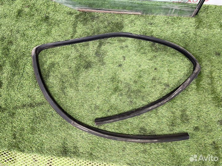 Стекло передней правой двери Chevrolet Suburban GM