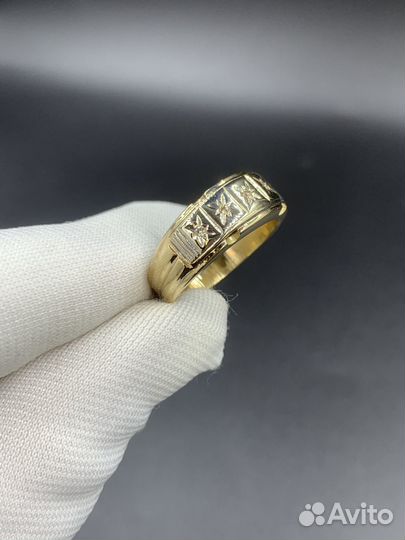 Золотое кольцо с бриллиантом
