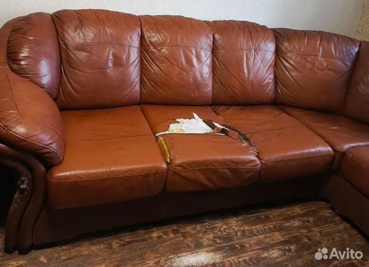 Кожаные диван и кресло