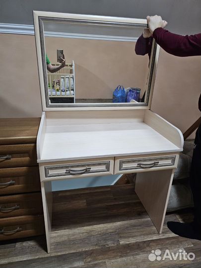 Туалетный столик с зеркалом