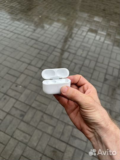 Оригинальный кейс AirPods Pro