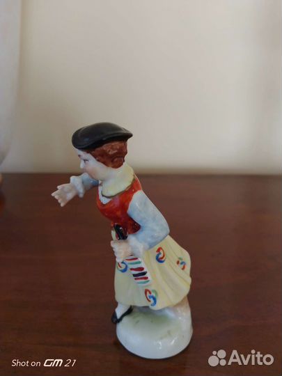 Фарфоровая статуэтка бегущей девушки, гдр