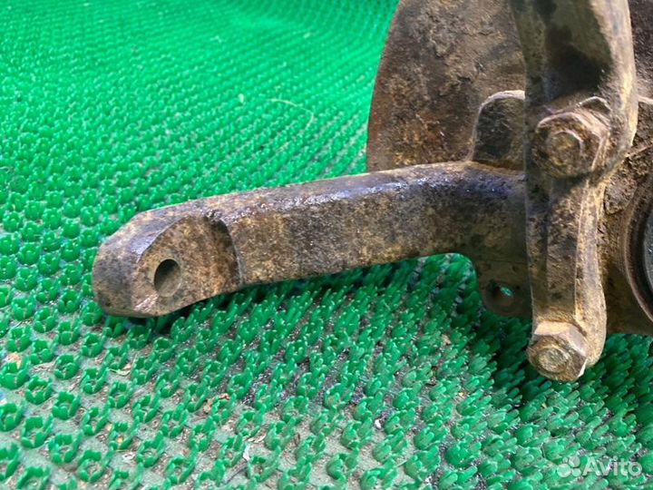 Кулак поворотный передний правый Лада Нива 2004