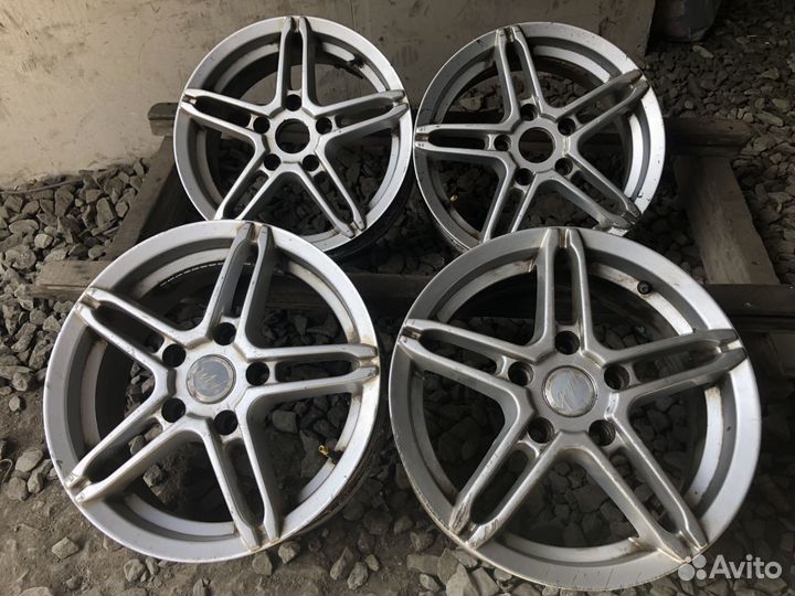 Диски F.M. Wheels R15 5x114,3 et43 цо66