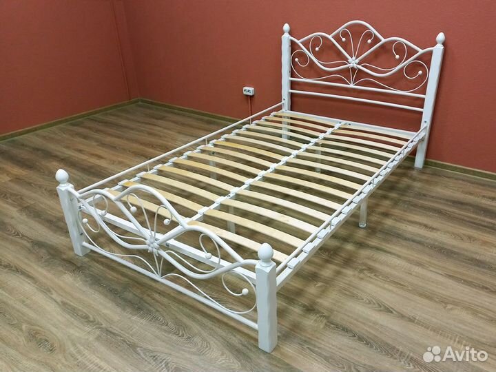 Металлическая двуспальная кровать с ламелями