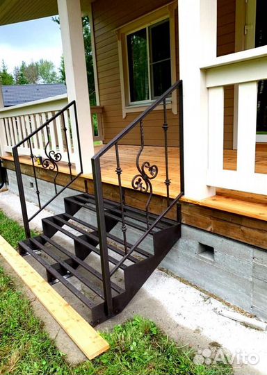 Лестница на металлокаркасе закрытого типа