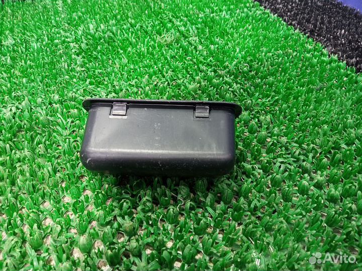 Ручка внутренняя двери багажника Mitsubishi Pajero