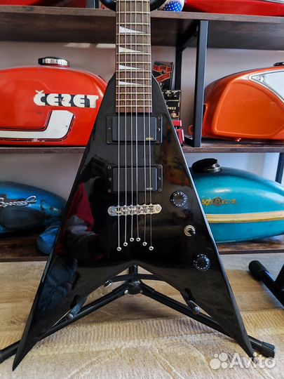 Обменяю Jackson king v + EMG USA