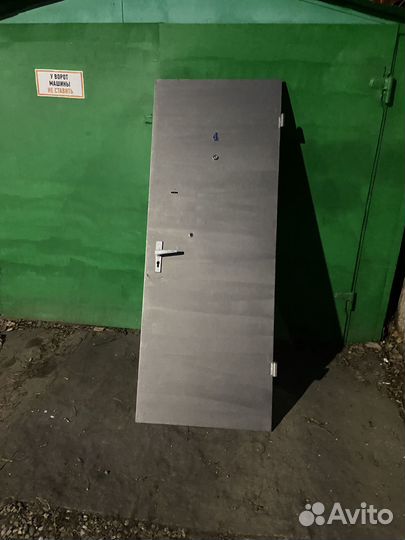 Дверь входная металлическая б/у
