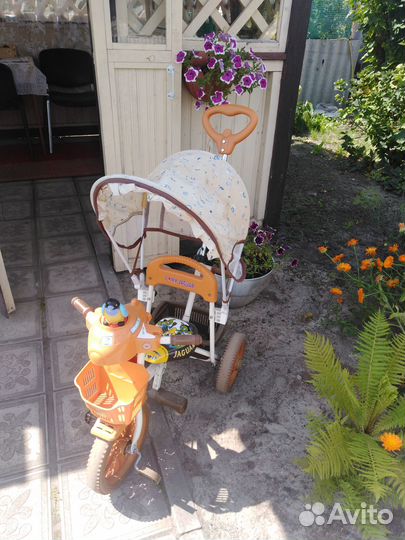 Детский трехколесный велосипед с ручкой