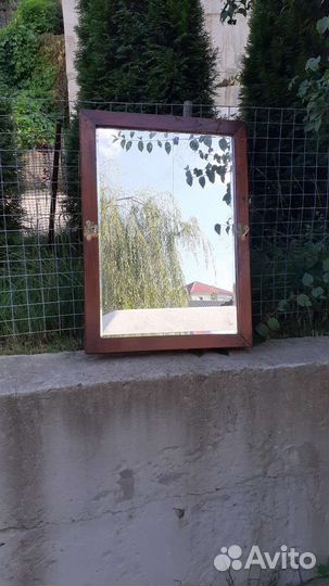 Зеркало старинное в деревянной раме