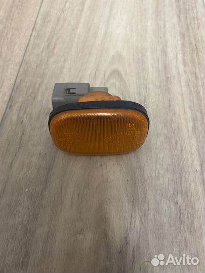 Поворотники правый (крыло) Toyota