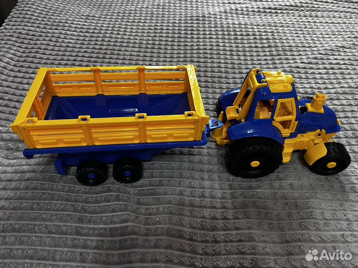 Синий трактор с прицепом