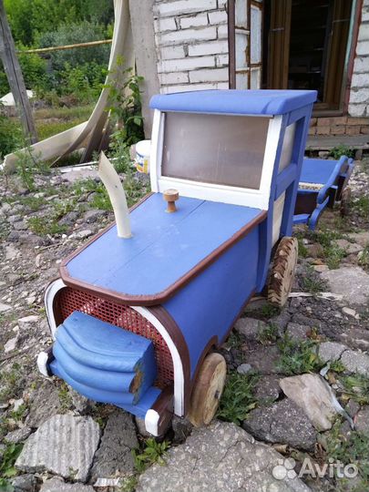 Синий трактор деревянный