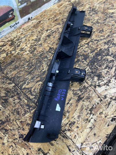 Накладка замка багажника Шкода Рапид NH3