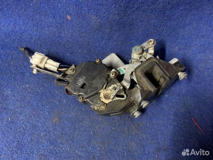 Замок боковой двери передний правый Toyota Camry