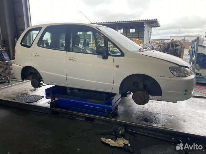 Кулак поворотный Toyota Corolla spacio AE111N передний правый