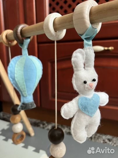 Стойка-тренажер Монтессори с игрушками