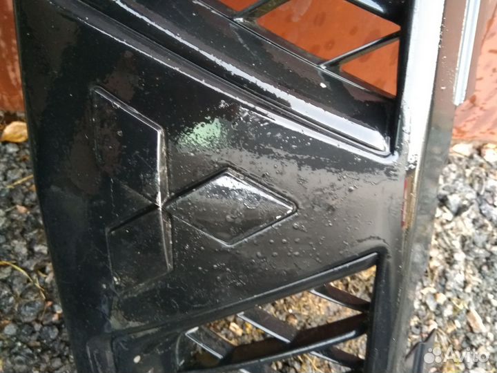 Решетка радиатора Мицубиси Паджеро Спорт