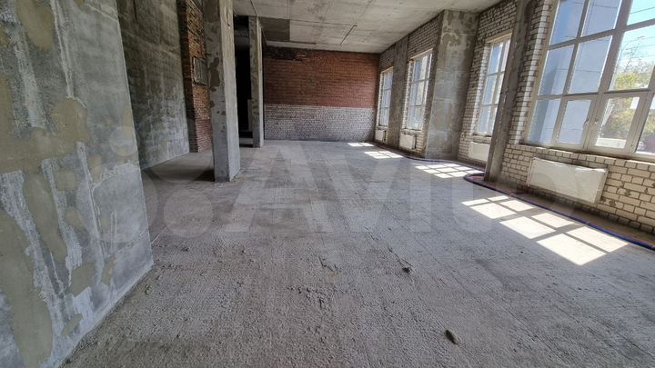 370 м2 на 1 линии городской магистрали