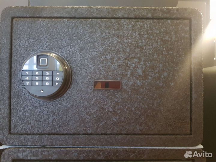 Сейф с биометрическим замком
